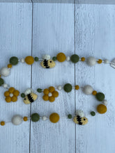 Load image into Gallery viewer, Bee Garland - Gold