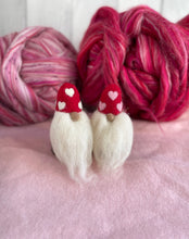 Load image into Gallery viewer, Valentine Gnome