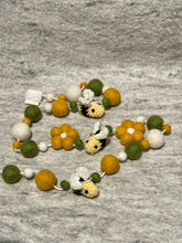 Load image into Gallery viewer, Bee Garland - Gold