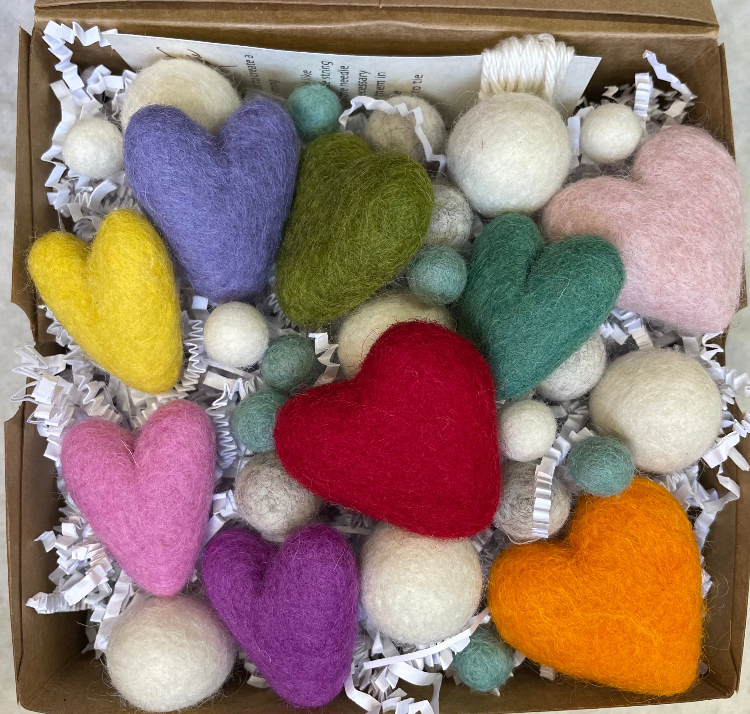 Heartfelt Creationハートフェルトクリエションス4点セットNo7 DIY Rainbow Hearts Wool Garland Kit – Janet Marie Felted Goods
